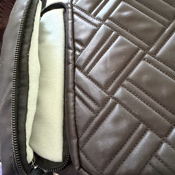 Lug Black Quilted Crossbody Bag “Hovercraft Sling back” - Picture 8 of 13